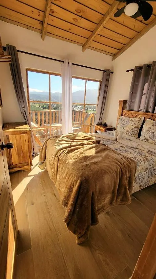 Деревянный коттедж Villas Montelindo Констанса
